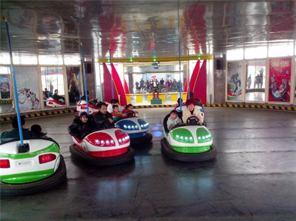 旅游區(qū)親子碰碰車